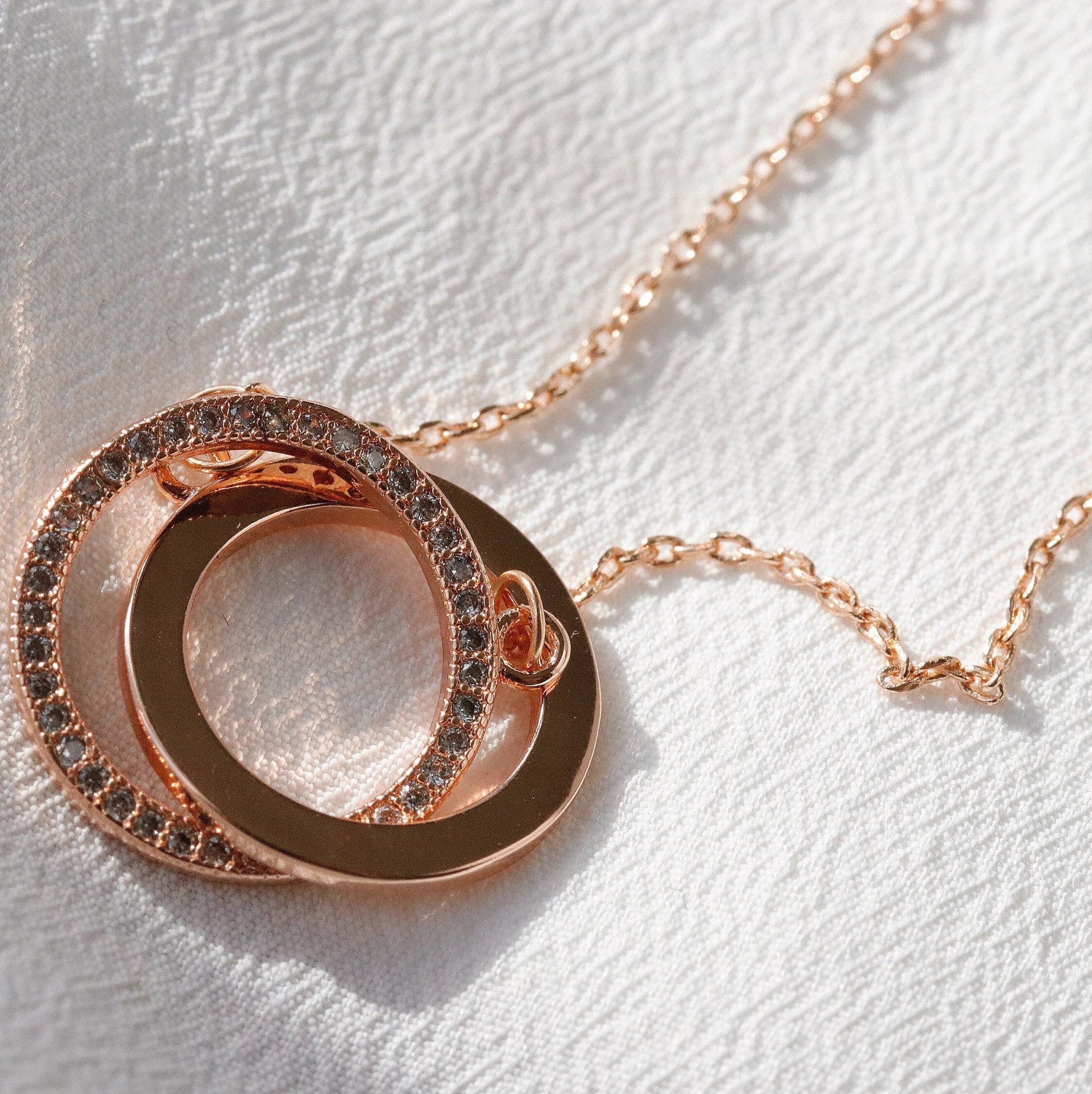 Interlinking Circle or Heart Gift Necklace / SYMBOLOGY / Marvellous Mum Necklace in Silver Gold or Rose Gold / Family Gift / Mothers Day