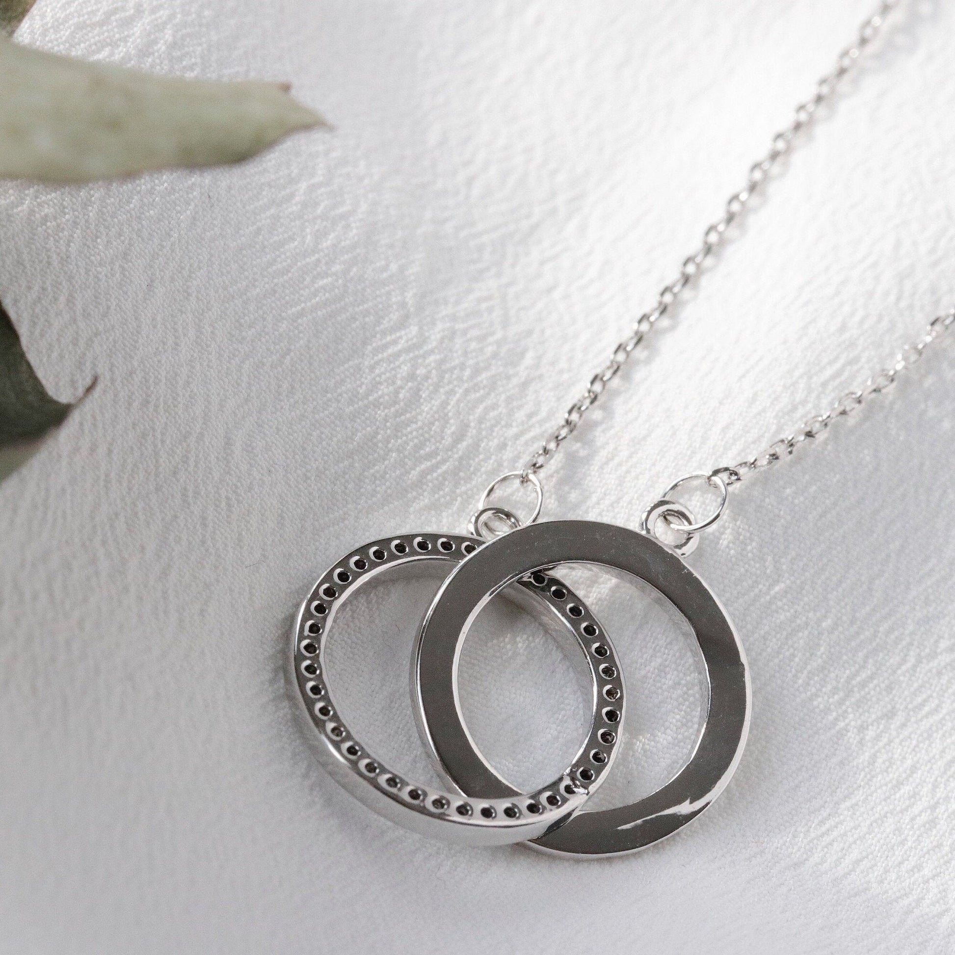 Auntie Gift Double Circle Necklace in White Gold, Rose Gold, Gold / Interlinking Circles Chain Necklace / Christmas Gift / Gift For Auntie